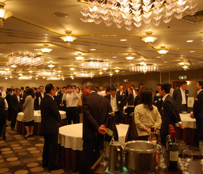 設立100周年記念式典を行う