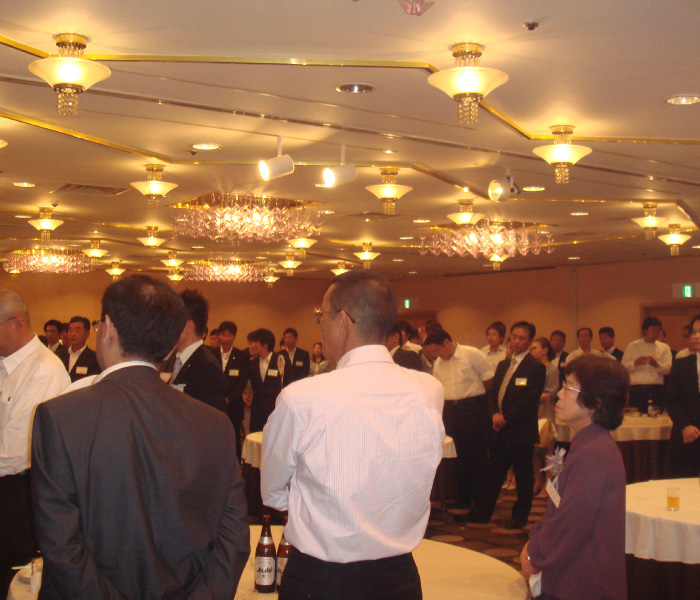 創立140周年記念式典を行う